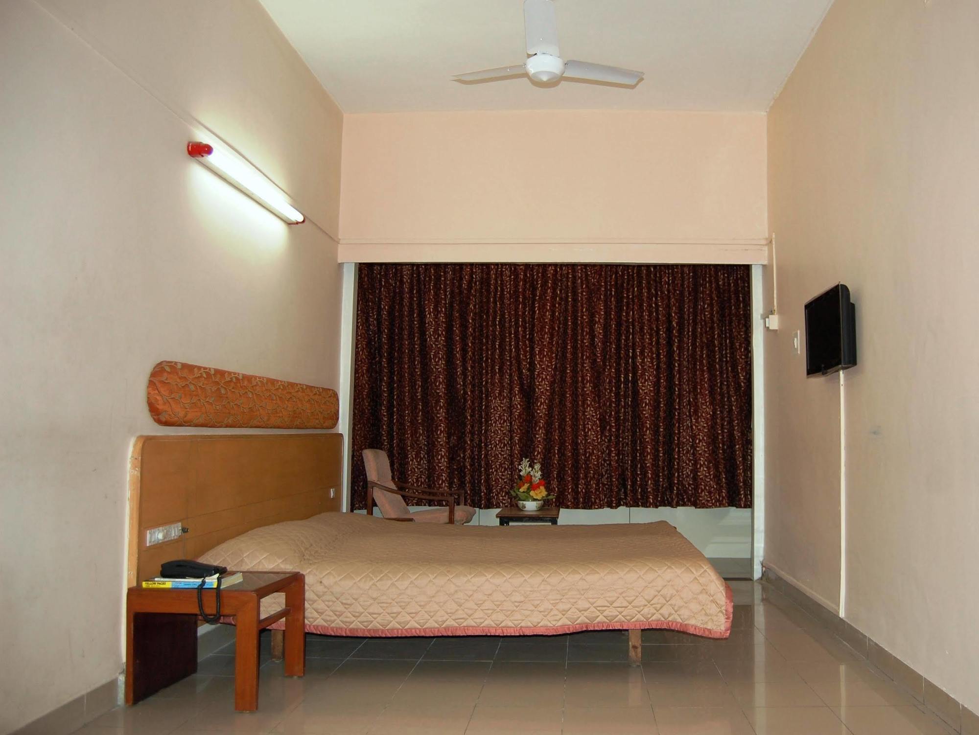Hotel Raviraj Πούνε Εξωτερικό φωτογραφία
